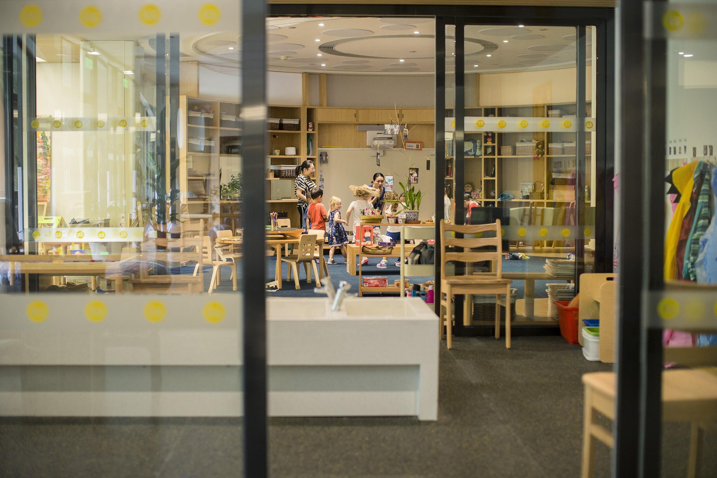 The open ‘yangtai’ provides an open space with clear visibility for teachers, but nonetheless a degree or personal, quiet working space; no more boxed classrooms - youngsters get organised in the morning and enjoy some circle time in their ‘campfire’